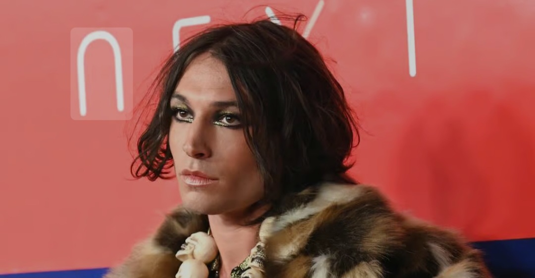 professoryarak's tweet photo. @pewpiece Robins actress looks like ezra Miller in this pic https://t.co/ZNYDynqsDG
