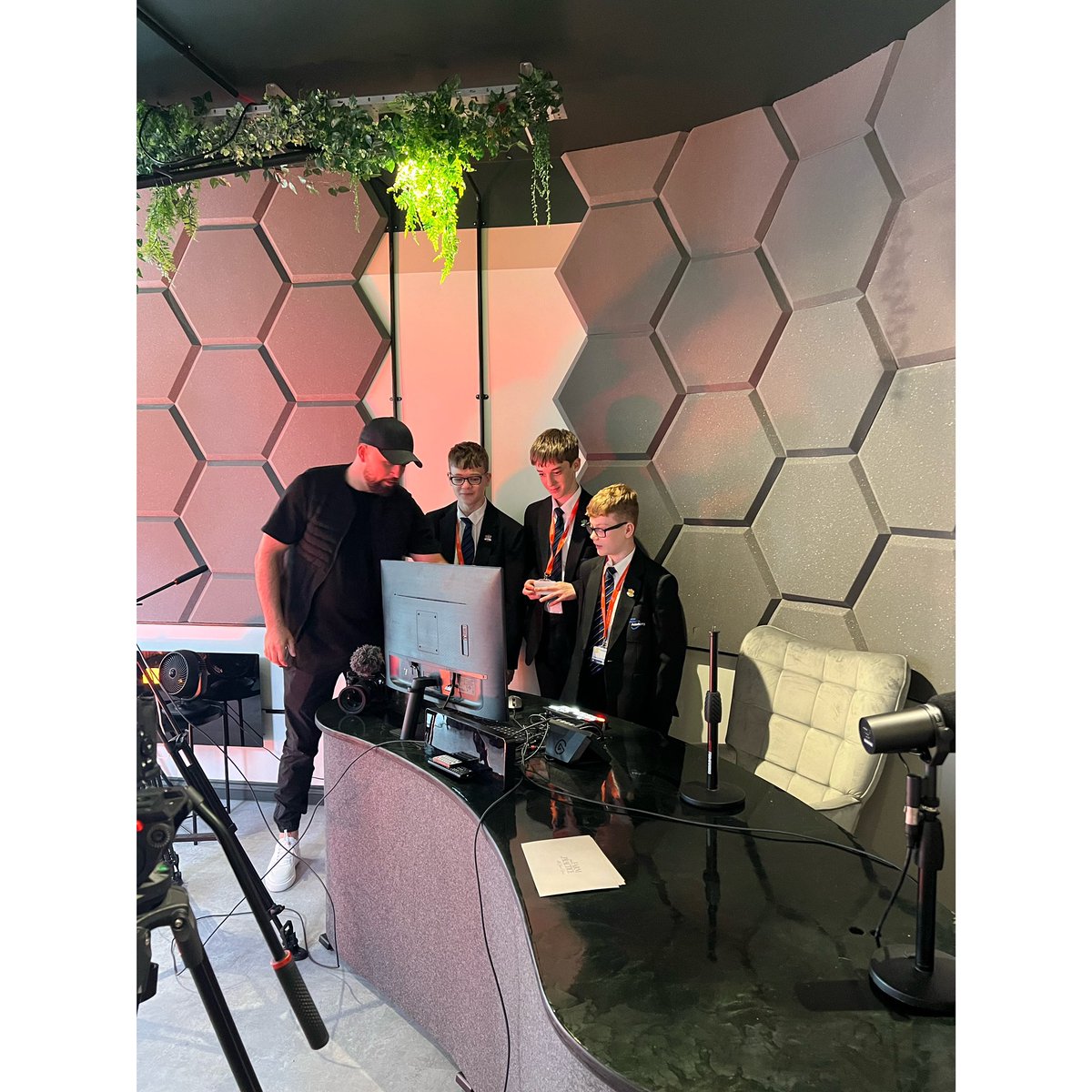 stwacab's tweet photo. 🎬 Seven Studios!

Today saw the first visit to Seven Studios.

Miss Cook could not be prouder of all the students as they were fantastic from start to finish. They all represented the Academy in such a positive manner and got stuck in with every task that was asked of them! https://t.co/YHejyuPIS4