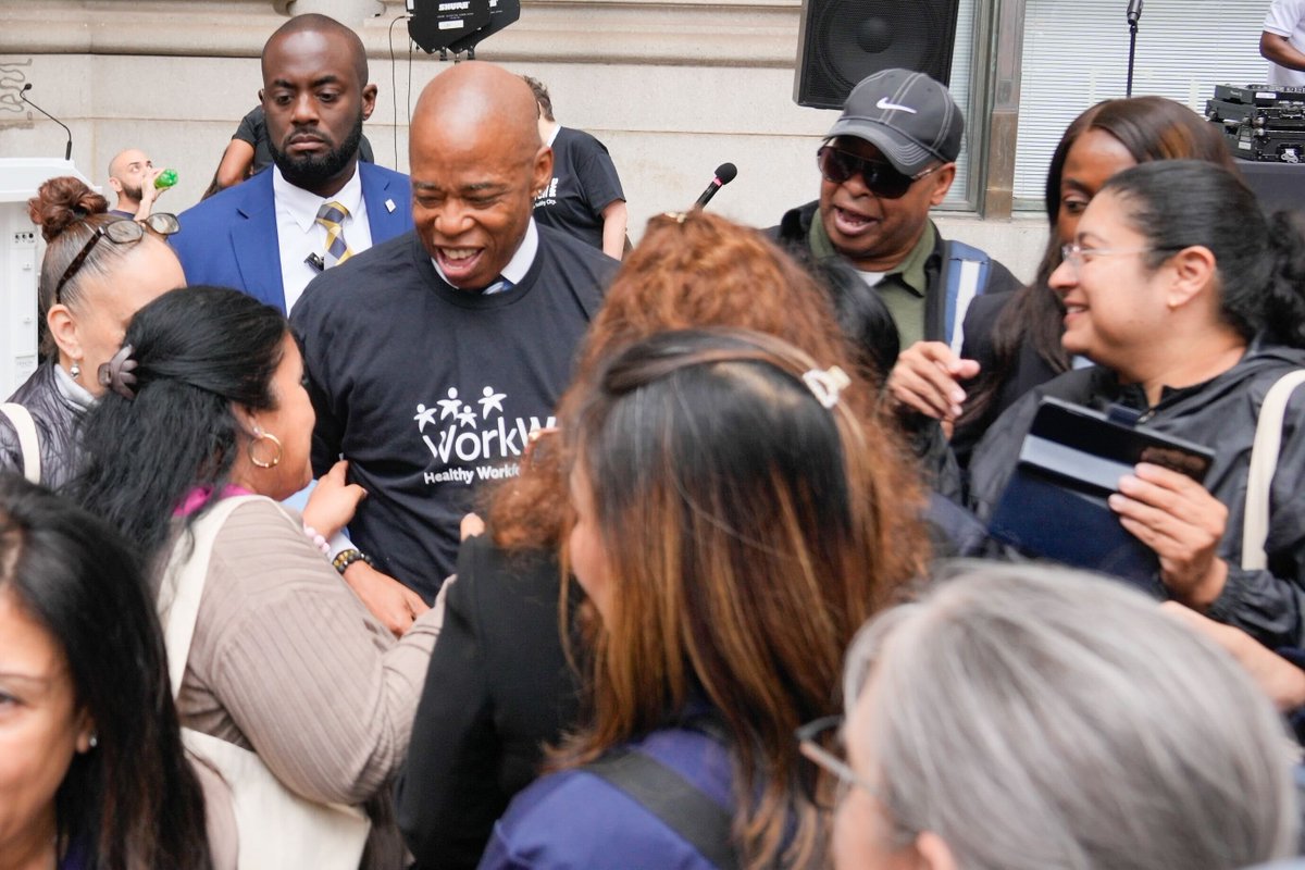 NYCMayor's tweet image. So great to kick off the FOURTH annual Wellness Block Party for our city workforce!

When we ensure these hard-working New Yorkers are happy AND healthy, we ensure they&apos;re ready to #GetStuffDone for the city we all love and serve.