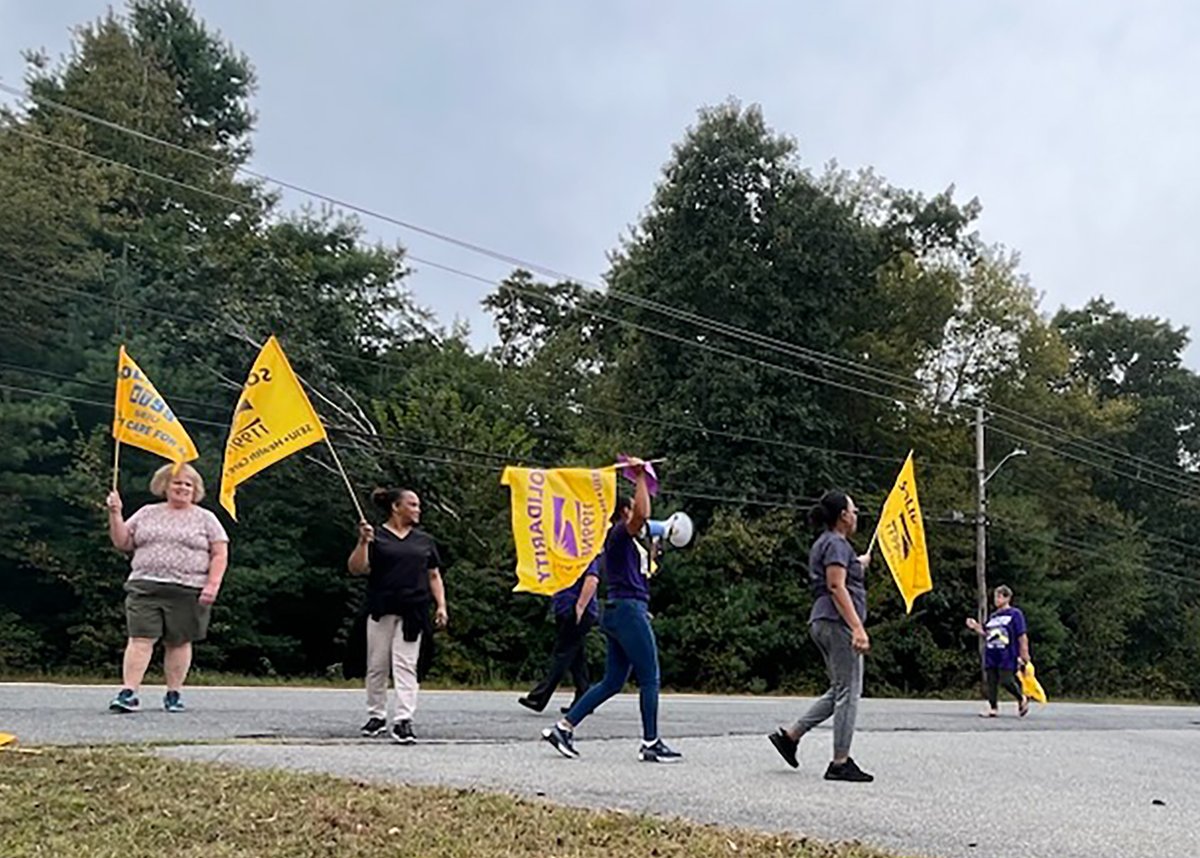 SEIU1199_NE's tweet image. 📢BREAKING: Frontline caregivers at #CarvalhoGrove in #FallRiver and #CountryGardens in #Swansea hit the picket lines today to call on Alpha Healthcare to settle a #fairunioncontract. Workers have been bargaining for 3 months and need a living wage &amp;amp; an end to short staffing.