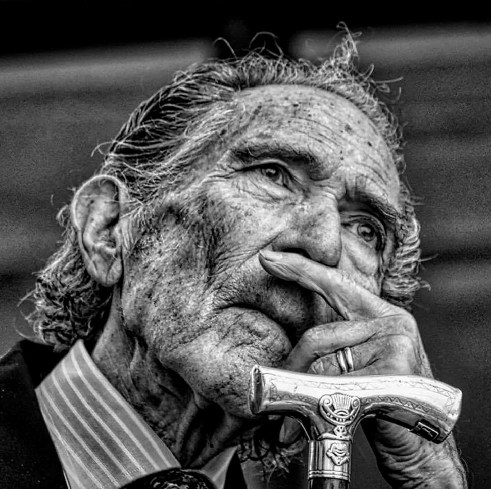 Liter654's tweet photo. "La felicidad es darse cuenta de que nada es demasiado importante".

-Antonio Gala https://t.co/v8iRhR9Vwu