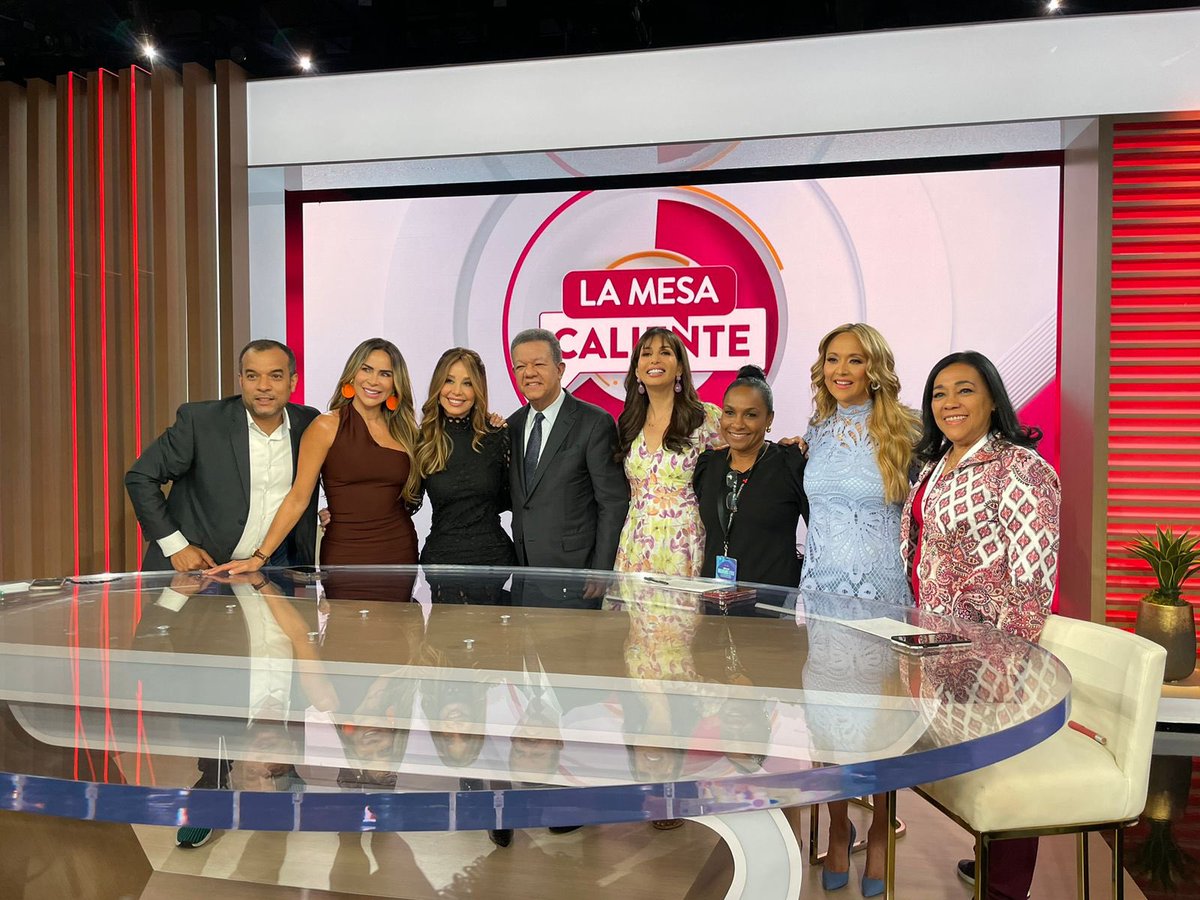 keylaReyna04's tweet photo. El presidente @LeonelFernandez y presidente de la @FPcomunica visita las instalaciones de @Telemundo en La Mesa Caliente junto a panelistas de Telemundo
#LeonelFernández
#Telemundo
#TelemundoInternacional
#FuerzaDelPueblo https://t.co/2LkwicXcNp