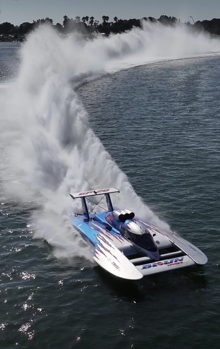 HydroNews1's tweet image. More awesome shots from @MontWorkMedia   and his hovering drone.

Ed Preston in the GP-20, Kevin Eacret in the GP-10 and J. Michael Kelly in the Y-1 and Jeff Bernard in the Y-18 battle in 1 liter action last weekend at San Diego.