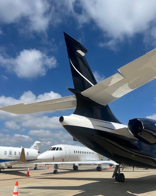 Elevating our perspective! Looking up at the stunning tail of this Dassault Falcon 2000 ✈

#planesmart #aviation #dassault #falcon2000 #privatejet #flyprivate