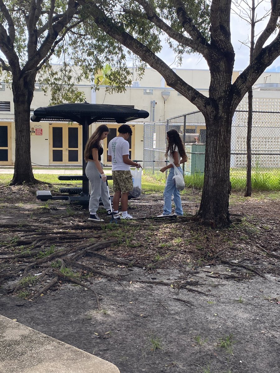 School clean up! #WildcatPride #LatinosInAction #ProgressNotPerfection @PrincipalWHS <a href="/latinosinacti0n/">Latinos In Action</a>