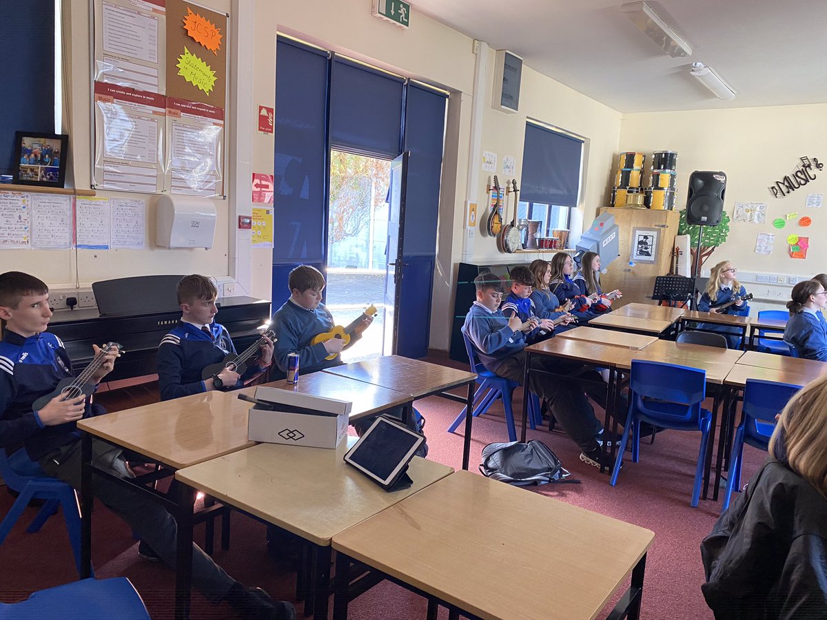 desmondcollege's tweet photo. TY students getting the opportunity to learn a new musical instrument this year as they learn the ukulele with Ms Keane πΆ
#trynewthings #findthemusicinyou
@LimClareETB https://t.co/O7oihojQSS
