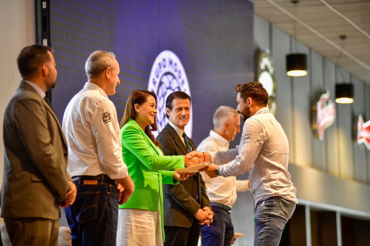 ENTREGA DE CERTIFICADOS DE INGLÉS EN LA EMPRESA GRUPO MODELO 

En nuestra visita a Grupo Modelo hicimos entrega de reconocimientos y certificados a 300 trabajadores, quienes a través de becas, tuvieron la oportunidad de cursar clases de inglés en el Centro de Idiomas de la