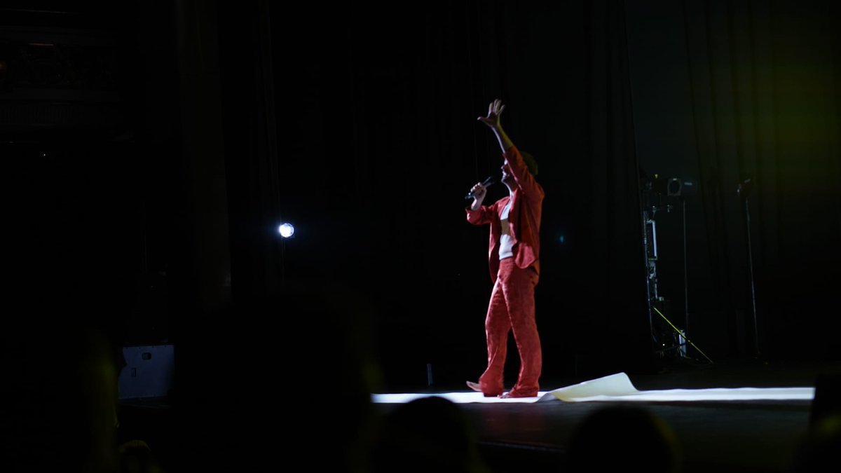 ¿Por qué vestimos en blanco y negro?

Cerramos la Noche de la Moda con esta pieza escénica, dirigida por <a href="/TomasCabane/">Tomás Cabané🔻🏳️‍🌈</a>, donde los colores narran la historia y los símbolos del mundo de la moda, atravesada por nuestro pasado y nuestros deseos.

Patrocinado por <a href="/Allianz_es/">Allianz España</a>.