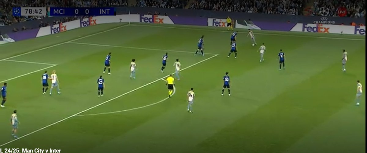 MCFC_Jacky's tweet image. Inter defending with 8 players  against Man city