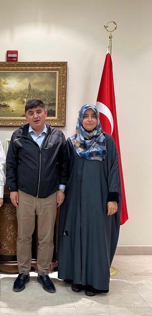 Katar Büyükelçimiz ve karısı ..😵‍💫
Kendileri Tevfik Göksu’nun kardeşi olur..
Valla kimse kusura bakmasın ,çirkine çirkin denir , bunun güzellemesi olmaz.
gözümüze midemize yazık yahu! 
Ülkeyi Ortadoğu’nun çirkinlik abidesi yapacaklar.Torpil ve liyakatsiz yapılan çirkinleşiyor ..