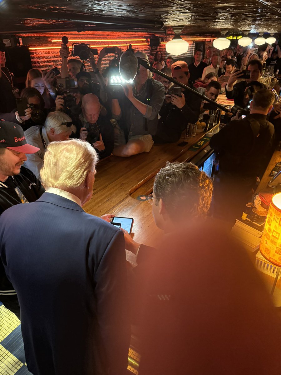 BitcoinMagazine's tweet image. BREAKING: 🇺🇸 Donald Trump pays for food at a bar using #Bitcoin