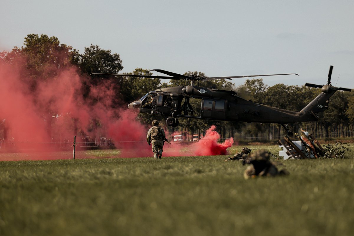 XVIII Airborne Corps & Fort Bragg (@18airbornecorps) on Twitter photo Screaming Eagles in action! Soldiers from <a href="/101stAASLTDIV/">101st Airborne Div.</a> conducted an Air Assault Demonstration to an audience of over 12,000 Dutch people in Eerde, Netherlands as part of the 80th Anniversary of Operation Market Garden Commemorations. 🚁🦅 #WWII80inEurope Screaming Eagles in action! Soldiers from <a href="/101stAASLTDIV/">101st Airborne Div.</a> conducted an Air Assault Demonstration to an audience of over 12,000 Dutch people in Eerde, Netherlands as part of the 80th Anniversary of Operation Market Garden Commemorations. 🚁🦅 #WWII80inEurope