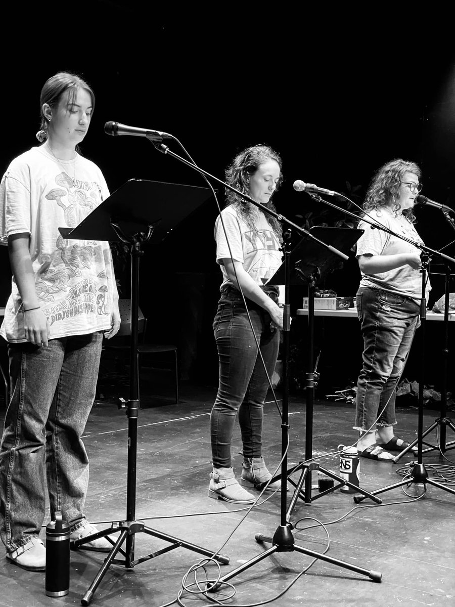 📣 2 JOURS avant #Feuillesvives2024!

C'est l'oeuvre LUMIÈRE de Sarah Migneron qui ouvrira cette 7e édition au <a href="/CCFKingston/">Centre culturel Frontenac</a>. 

Le @T_RougeEcarlate nous offre cette photo de répétition.

💦 Pour tous les détails : feuillesvives.ca