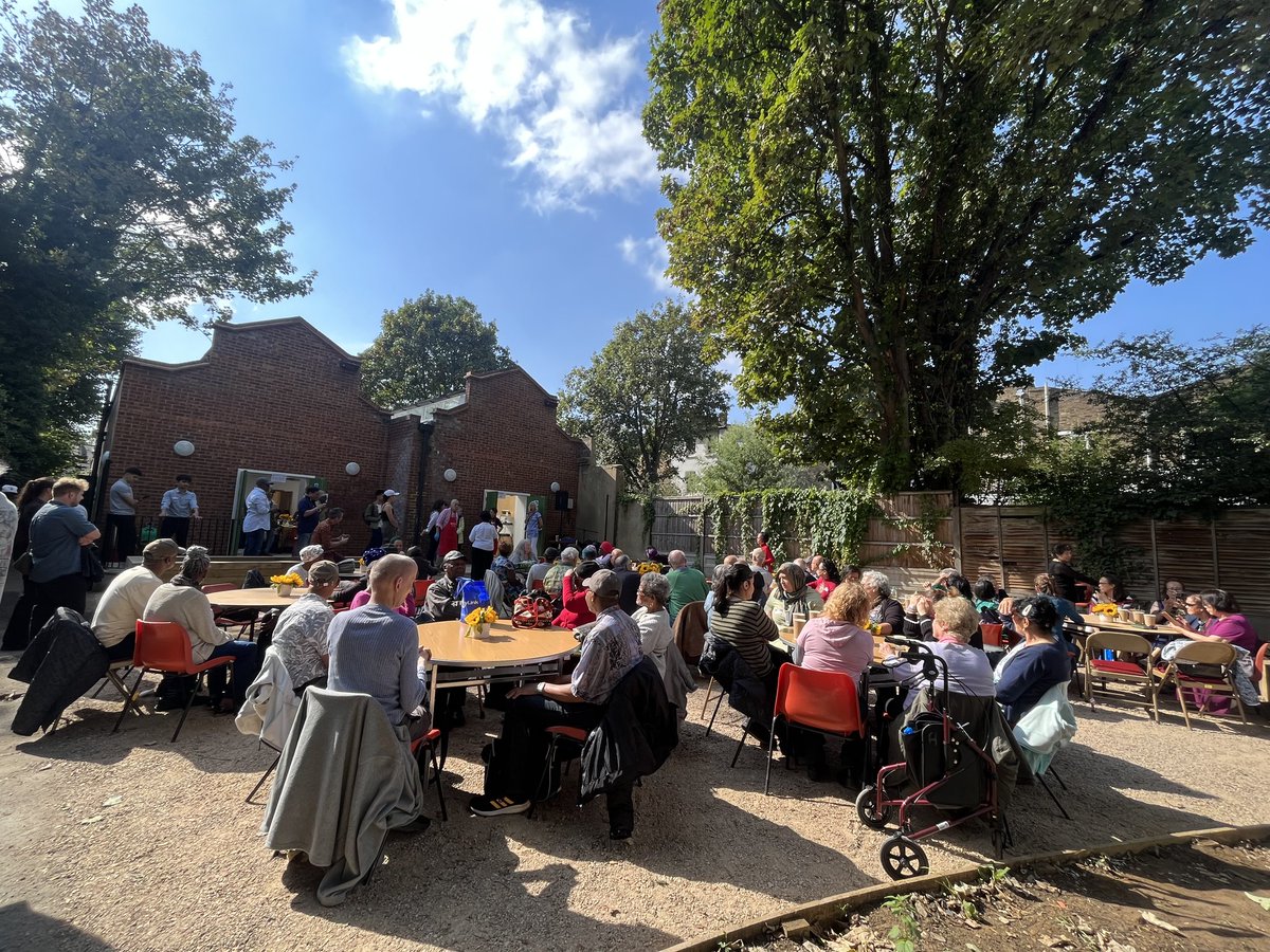 Outdoor fine dining today at the Hackney Lunch Club event .
From across the borough we came together, made new friends and met up with old friends.  Big thank you to Rachel for organising and the volunteers. 👏🏽
 Sometimes a day is blessed 😍