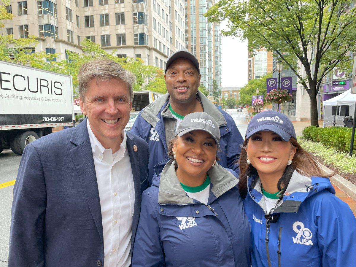 WalterAlcornFFX's tweet image. You've got until 6 p.m. tonight to bring your #Recycling  and paper shredding to @RestonTwnCenter.  Thanks to @bxpboston and the @wusa9 team for sponsoring this free recycling event♻️, including @DCAllisontv, @AnnieYuTV &amp;amp; @Wisdommartintv.

#RecycleAndReuse #SustainableLiving