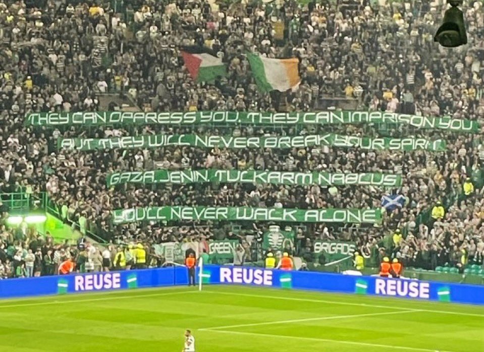 🚨🚨-
لقطة تاريخية من جمهور سيلتك في اهم بطولة على مستوى العالم "دوري أبطال أوروبا":

"يمكنهم قمعكم، ويمكنهم سجنكم، لكنهم لن يكسروا إرادتكم أبدًا!

غزة، جنين، طولكرم، نابلس، لن تكونوا وحدكم أبدًا!"