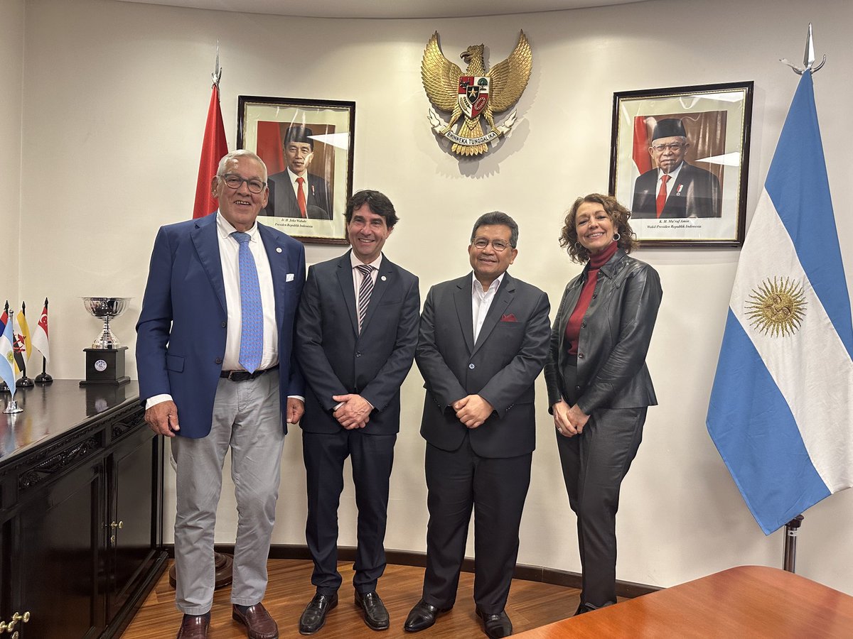 Reunion de trabajo con el Embajador de Indonesia junto a Piet Verdult, Andrea Guadalupe y Caffaro Kramer de MACC . Trabajamos con S.E. Sulaiman Syarif en el armado de la agenda de la misión comercial a Indonesia que tendrá lugar durante los días del 6 al 11 de noviembre.