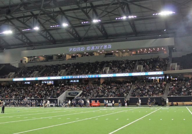 Friscoisdsports's tweet photo. Entering the fourth week of the football season, 4 @friscoisd teams remain undefeated and 2 of them -- @Cen10titans and @LSHSRangers -- play on Thursday night.

🏈Notes on the 4 undefeated teams, plus this week's schedule and other info:
https://t.co/KuRHDTaYni https://t.co/mJMsFOH1Sd