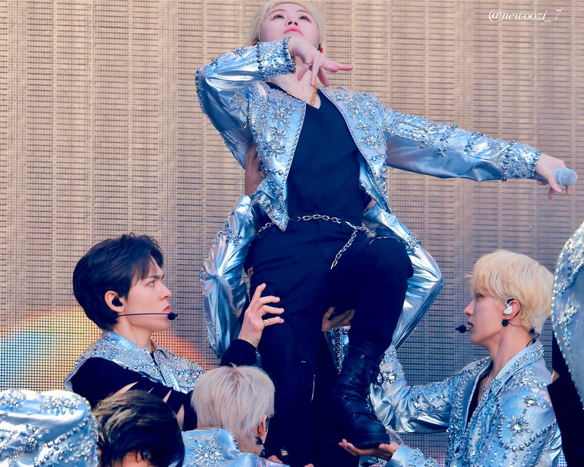 newoozi_7's tweet photo. 240427 👀🔥
#SEVENTEEN #WOOZI #우지 #ウジ https://t.co/NwnBXyuZKy