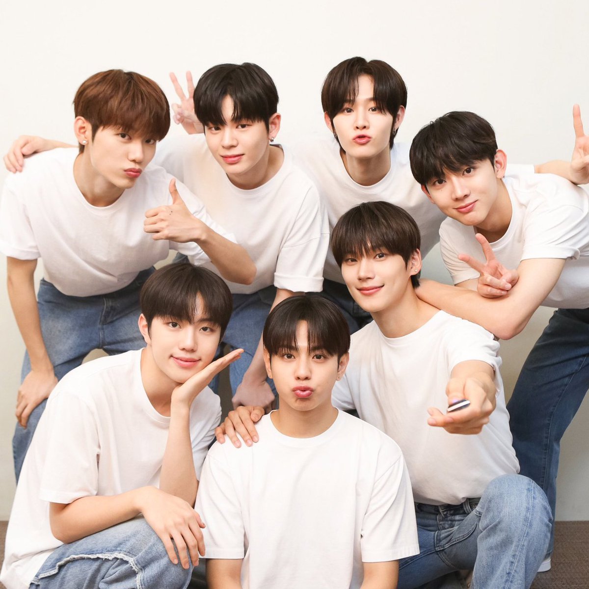 HAPPY 1 YEAR OUR EVNNE 🌟🤍

#OneShiningYearWithEVNNE #이븐