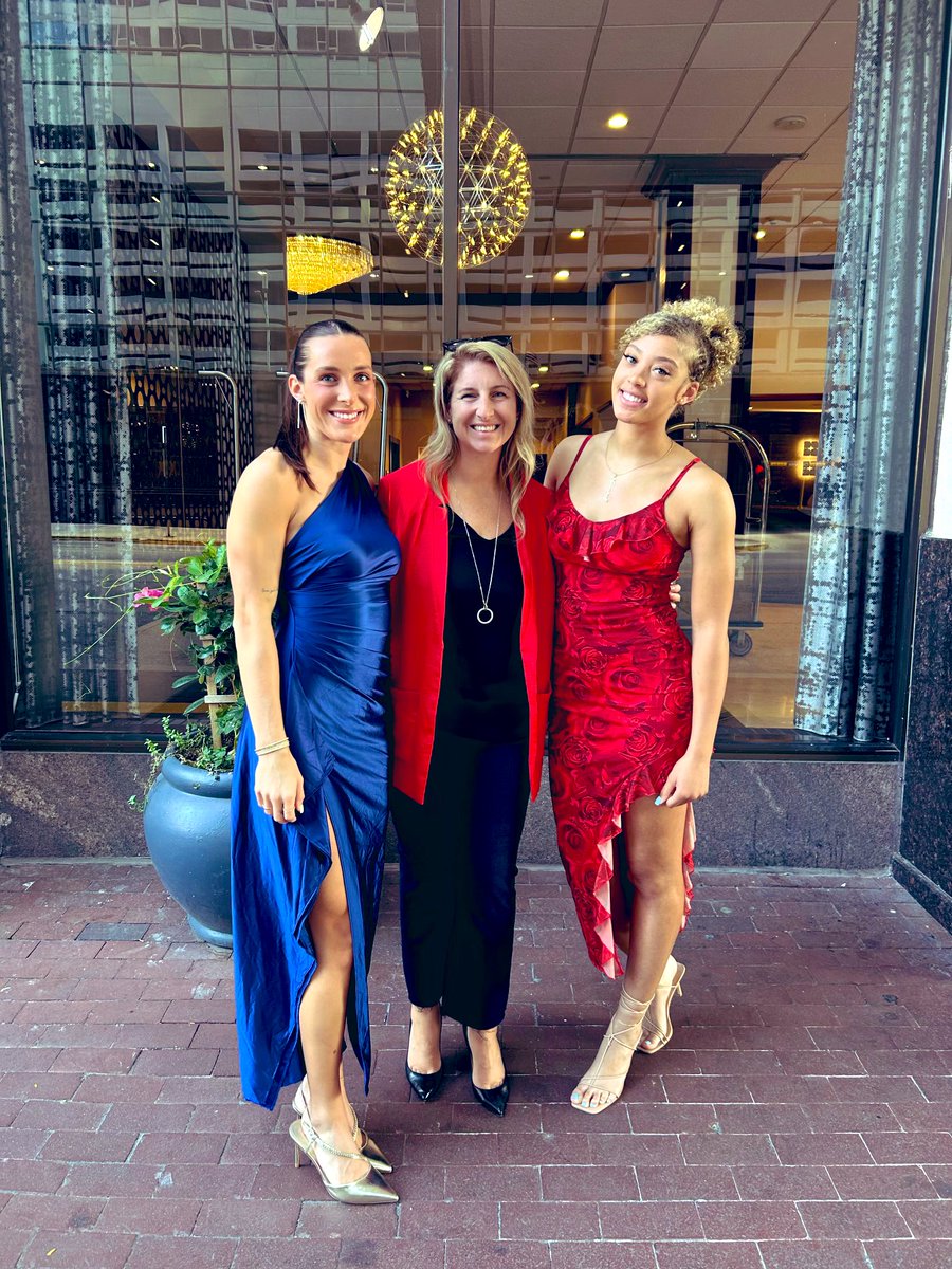 Fun times in Indy with <a href="/maliamagestro/">malia magestro</a> &amp; <a href="/JewelW21/">Jeweł Watkins</a> ❤️🐧 

BIG Thank You to <a href="/HorizonLeague/">Horizon League</a> for providing our SAs an incredible experience! #MajorImpact #MajorExperience #MediaDay