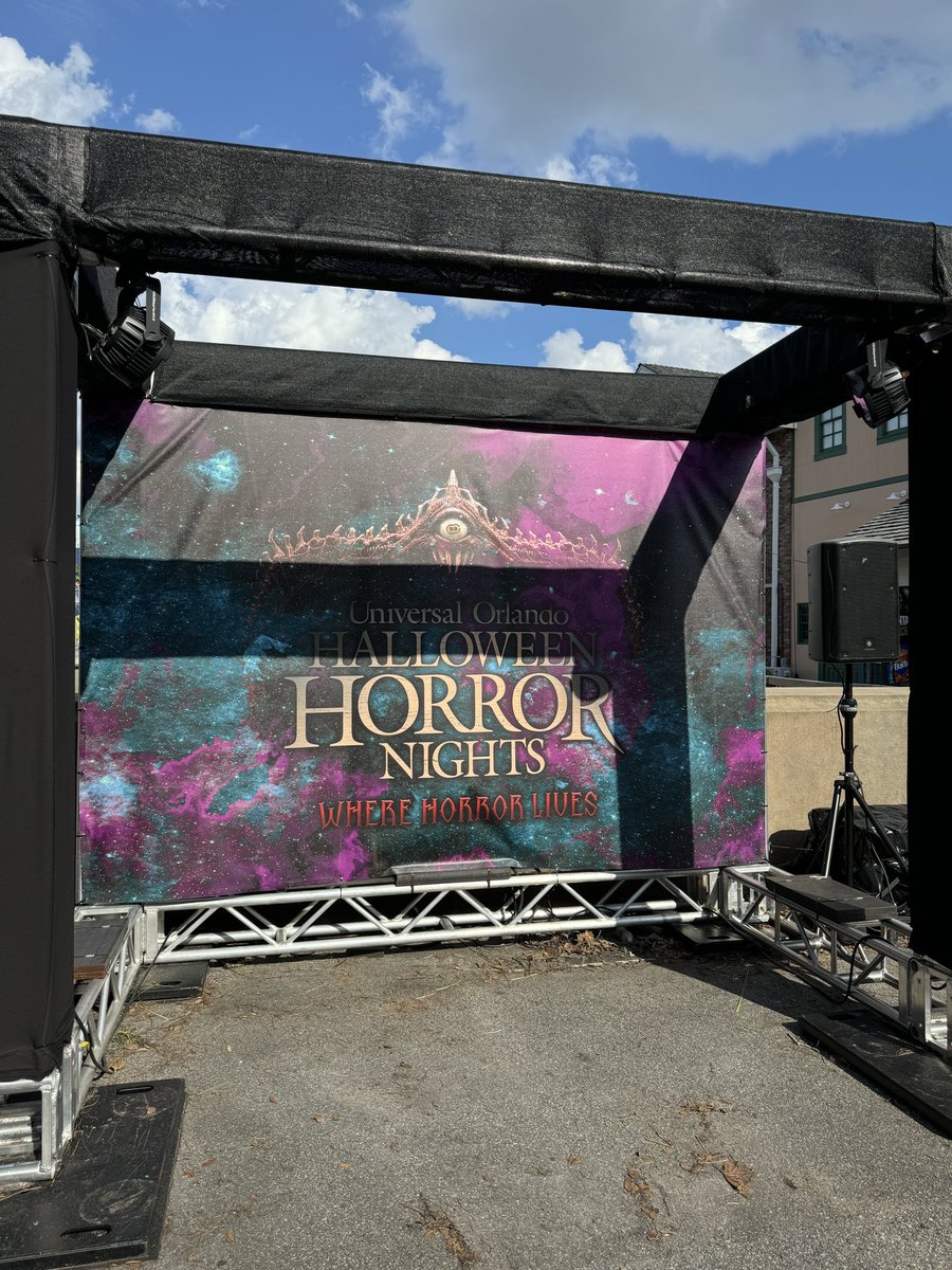 MikeMack1410's tweet photo. Where wolf? #HHN https://t.co/204bBlXwnh