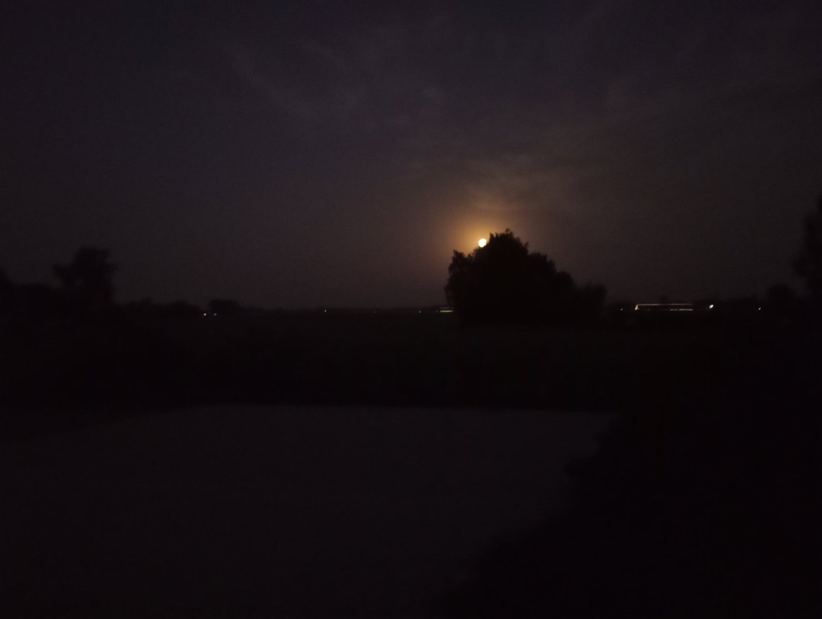 Uitzicht tijdens een avondwandeling door/ langs ons dorp. #vollemaan