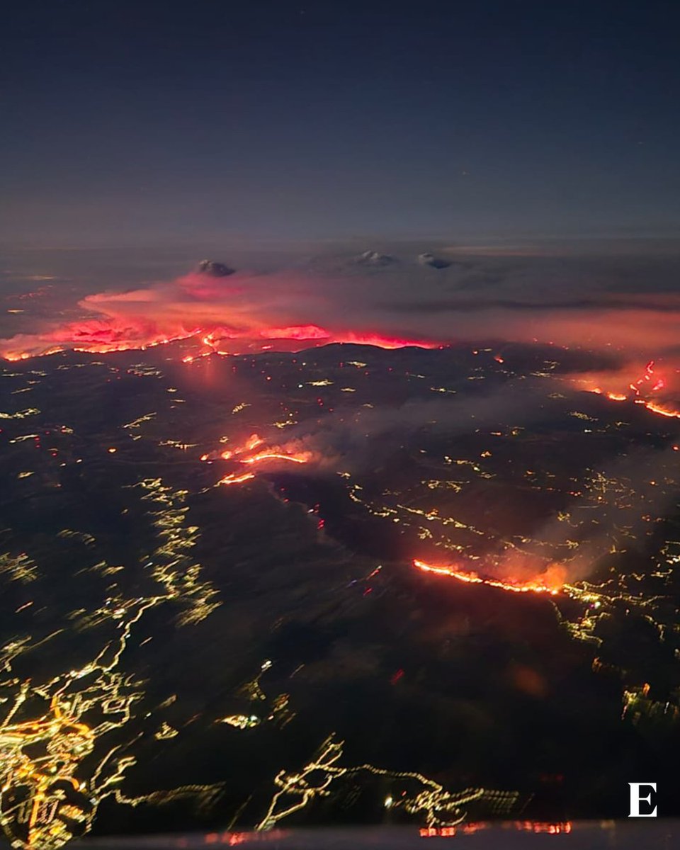 expresso's tweet image. Ontem à noite, esta era a paisagem ao aterrar no aeroporto Sá Carneiro, no Porto. Os fogos que assolam o país nos últimos dias afetam sobretudo as regiões Centro e Norte de Portugal

📷 Imagem enviada por Tânia Palma

Veja o mapa com todos os incêndios: expresso.pt/sociedade/ince…