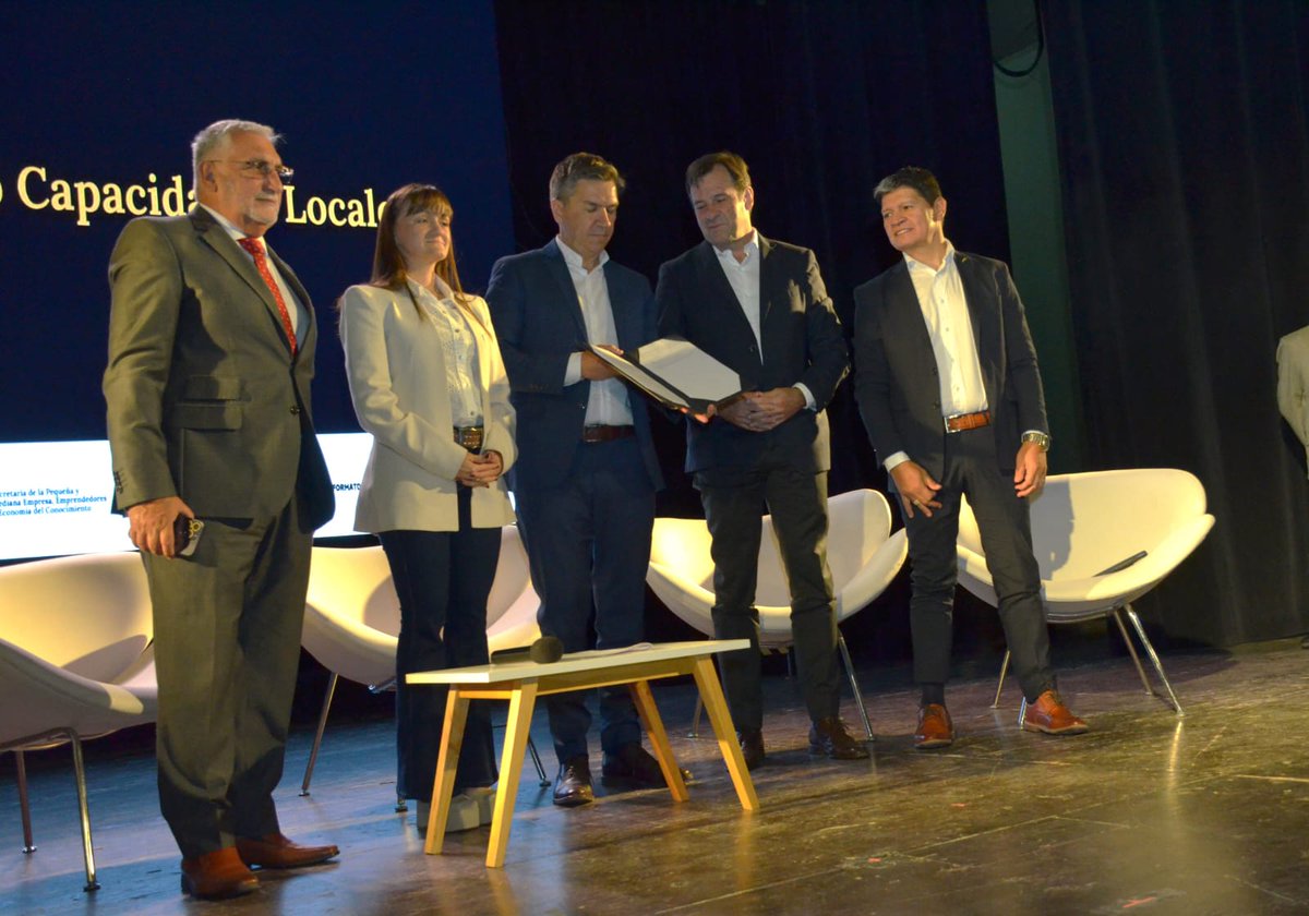 redcame's tweet photo. Lanzamiento del programa "Creando Capacidades Locales" 🚀

Junto al gobernador @LeandroZdero, la vicegobernadora @SilSchneiderucr, el secretario de Pymes, Emprendedores y Economía del Conocimiento de la Nación, Marcos Ayerra, el presidente de #CAME, @AlfredoGZChaco, el secretario general, @ricardodiab, y autoridades de @fechacochaco, lanzaron el programa "Creando Capacidades Locales", de la plataforma de capacitación @Capacitar_, en Resistencia, Chaco. Esta iniciativa, impulsa el empleo privado y el desarrollo emprendedor con capacitación.

La Secretaría de la Pequeña y Mediana Empresa y los Emprendedores (SEPYME) aportará a la plataforma más de 400 cursos gratuitos en áreas como la inteligencia artificial y las promociones de exportaciones.

#EsConLasPymes #Capacitación #emprender
