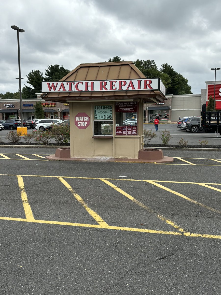 CommonNotMiddle's tweet image. Abandoned strip mall drive- thru “Watch Stop” in Freehold Township, NJ.
#suburbandecay
#stripmallsuburbia