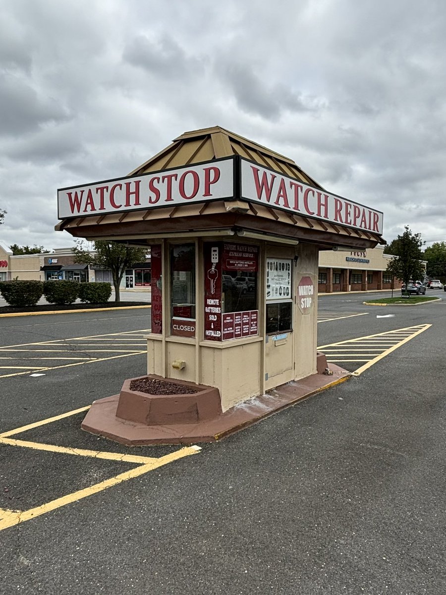 CommonNotMiddle's tweet image. Abandoned strip mall drive- thru “Watch Stop” in Freehold Township, NJ.
#suburbandecay
#stripmallsuburbia