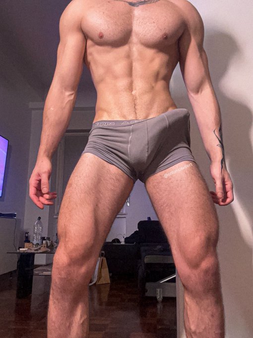 1 pic. I�m 6�3 btw https://t.co/Hoh2AYaoY7