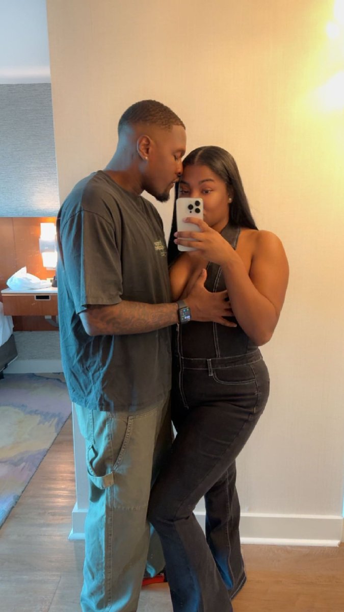 Just_DesLi's tweet image. Mwah, a girlfriend ❣️