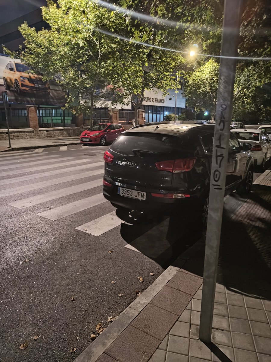 skuldless's tweet photo. @Lineamadrid es esto normal? 🤔 En plaza de Cronos San Blas Canillejas https://t.co/w1imjIcLC5