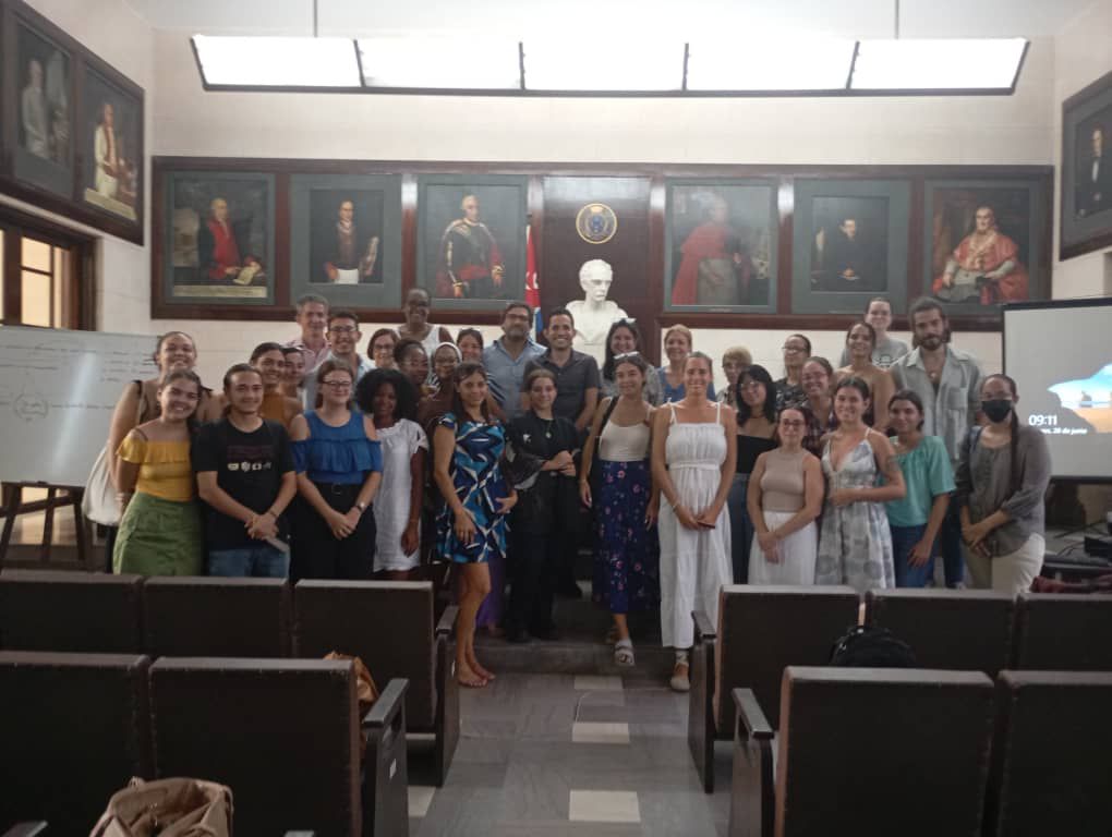 🗣️ El doctor y catedrático español Óscar Loureda Lamas (<a href="/oloureda1/">Óscar Loureda</a>) impartió esta mañana en nuestro #ILLdeCuba la conferencia «La pragmática experimental». 
1/2