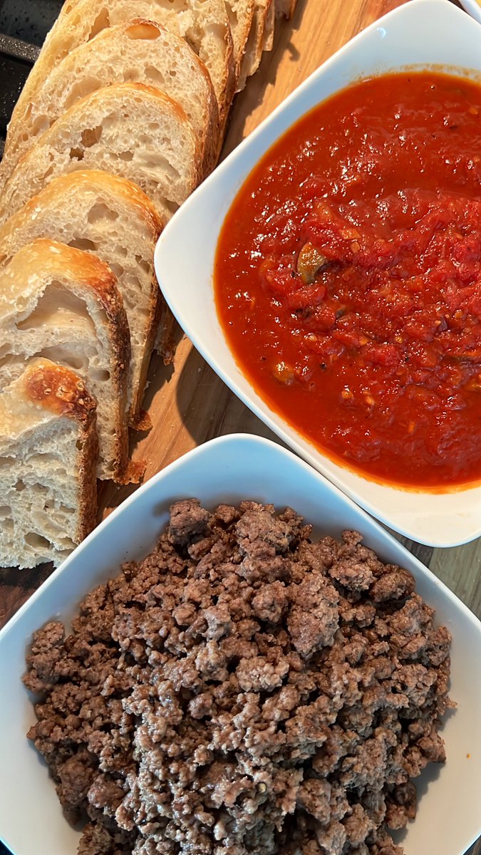 c_barn8's tweet image. My daughter loves Spaghetti

No chance I’m giving her the premade sugar sauce

#SpaghettiNight