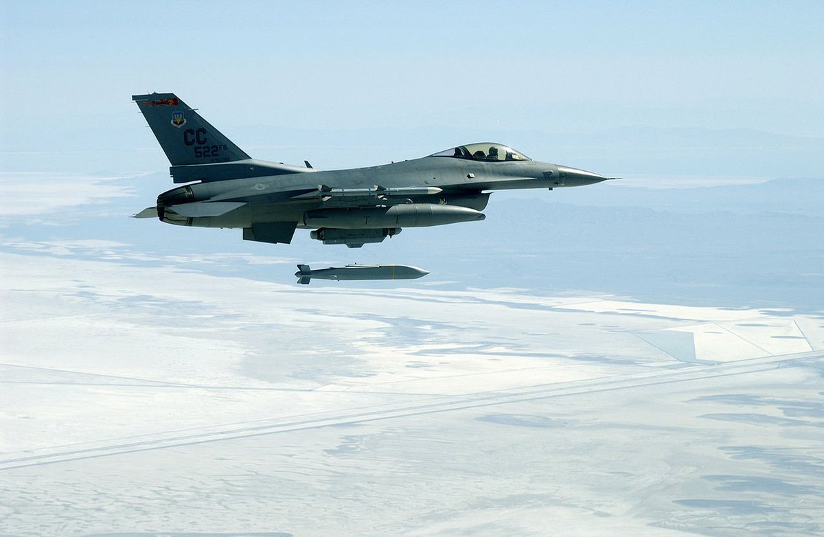 kmldial70's tweet photo. Arms sales notifications :
#Morocco will get forty (40) AGM-154C Joint Stand Off Weapons #JSOW for a total cost of 250 millions #USD (100 millions for the equipments and 150 for the related services)
The #AGM154C has a range of 130 klms when released from high altitude. https://t.co/09bBh25UIs