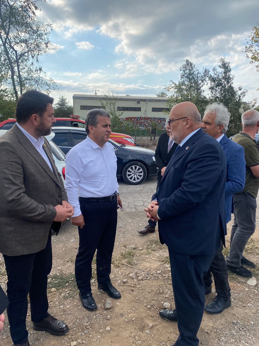 bbpsakarya_'s tweet photo. Sakaryamızın Hendek ilçesinde bulunan Oba makarna fabrikasında yaşanan patlama ile ilgili bilgi almak ve geçmiş olsun dileklerimizi iletmek için, Büyük Birlik Partisi Genel Sekreteri SN Ahmet Yelis’in katılımıyla patlama alanı ve fabrikayı gezdik. https://t.co/Syky6zCjdF