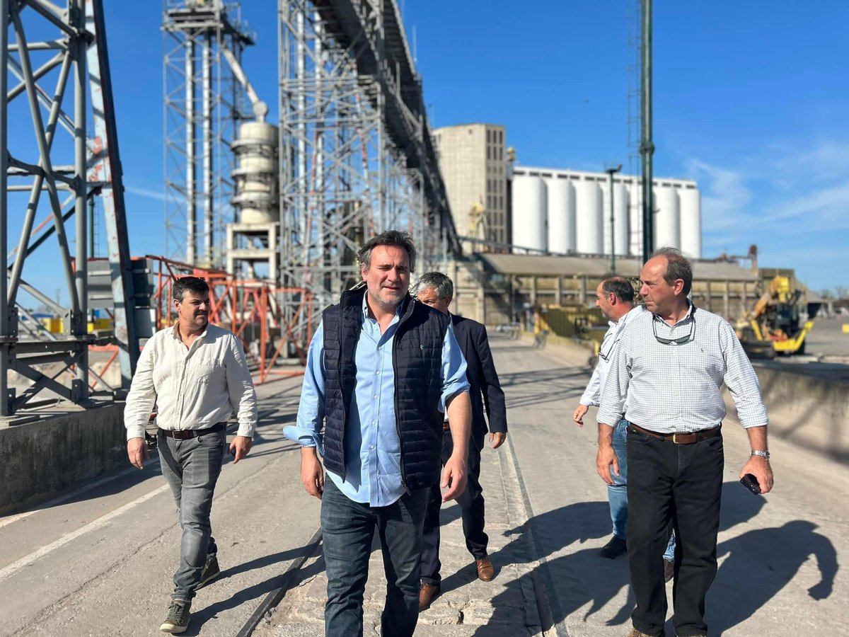 mariocolman's tweet photo. Junto al Presidente de ANP Juan Curbelo, Vicepresidente Daniel Loureiro y el Capitán de Puerto Andrés Passarino, recorrimos las obras en el puerto de Nueva Palmira.

En lo que va de este año, el puerto de Nueva Palmira aumentó un 15% las exportaciones. https://t.co/iZ1F0w8XS7