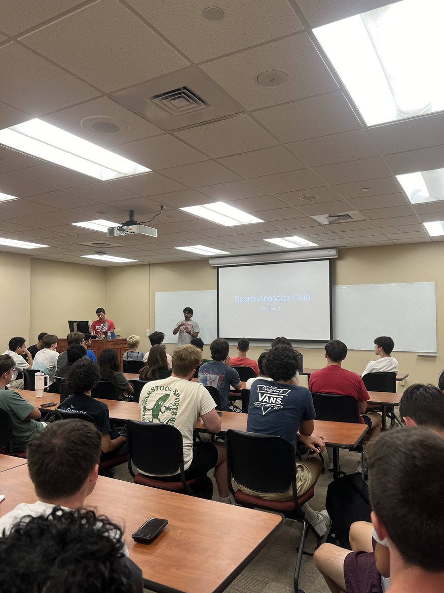 Wisco_SAC's tweet photo. Thank you to everyone who attended our Sports Analytics Club Kickoff! We hope you enjoyed listening to our plans for the upcoming semester🏆📊

Thank you @UWBIOS for sharing details about their sports analytics competition coming up this semester! 

#SportsAnalytics #UWMadison https://t.co/NgYntkMMmd