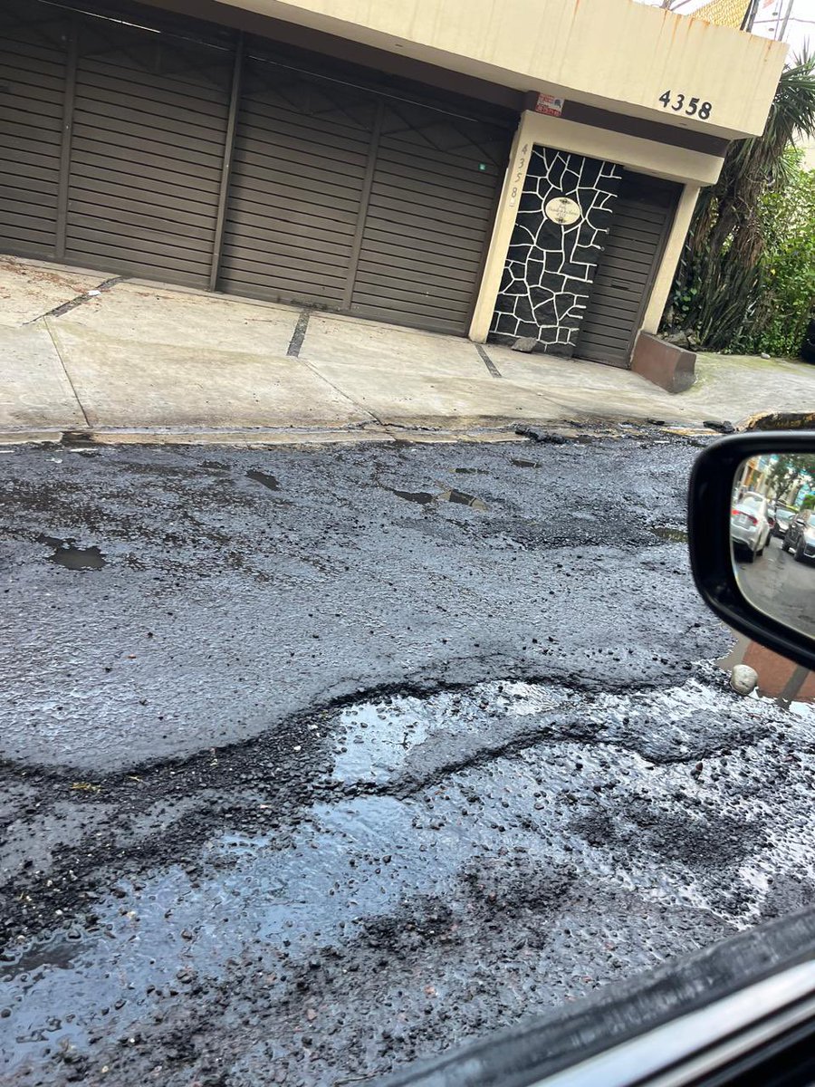 Estefan52473106's tweet photo. Pavimento destrozado en parte baja de Desierto de os Leones, intransitable, causado por fugas y lluvias necesitamos atencion URGENTE! Trafico por esta situación brutal!@martibatres @ConsueloPATIO12 @SEGOB_mx @SOBSECDMX https://t.co/bqGBJb3pWt