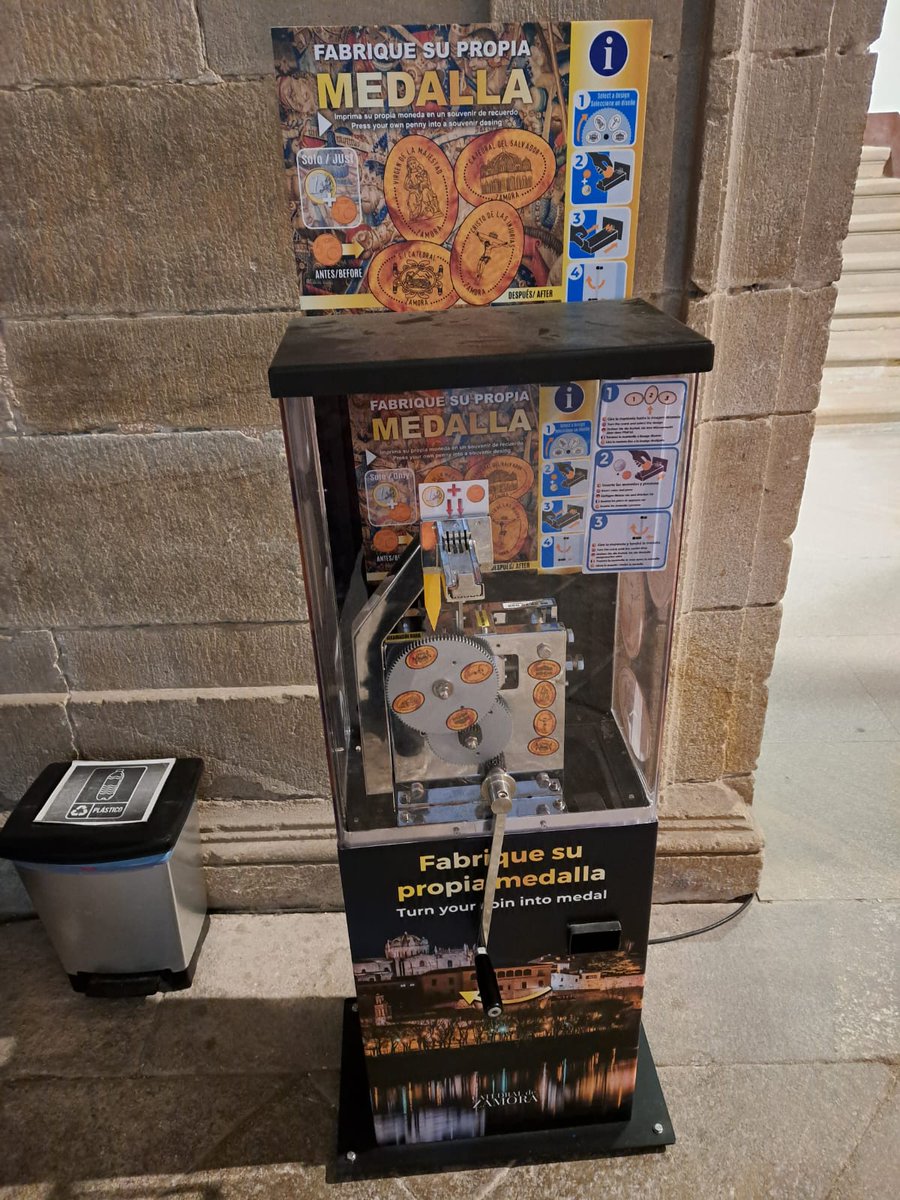 Elongando's tweet photo. No dejamos de recibir nuevas actualizaciones de seguidores y coleccionistas desde todos los puntos de España, como esta nueva máquina de monedas elongadas en la @catedraldezamora
La hemos catalogado como ZA-009. Fotografías de Juan Carlos. Seguimos #elongando 

#zamora #elongadas https://t.co/CByl9JLjBI