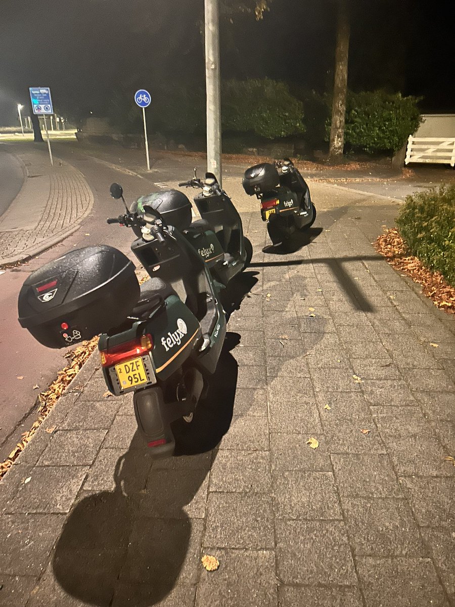 En dat is drie … misschien tijd om in te grijpen <a href="/GemeenteHsum/">Gemeente Hilversum</a> <a href="/PHilversum/">Politie.hilversum</a> <a href="/POL_GooienVecht/">Politie Gooi en Vechtstreek</a> levensgevaarlijk op de stoep vlakbij drukke rotonde en kruispunt… schijnbaar doet <a href="/ridefelyx/">felyx</a> er geen donder aan!