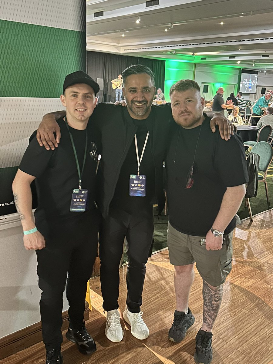 Great to meet some of the Budgie Bhoys at the game tonight <a href="/macca_mick/">Michael Mcilroy</a> <a href="/Darrylnaismithx/">Darryl Naismith</a> 🍀🍀🍀