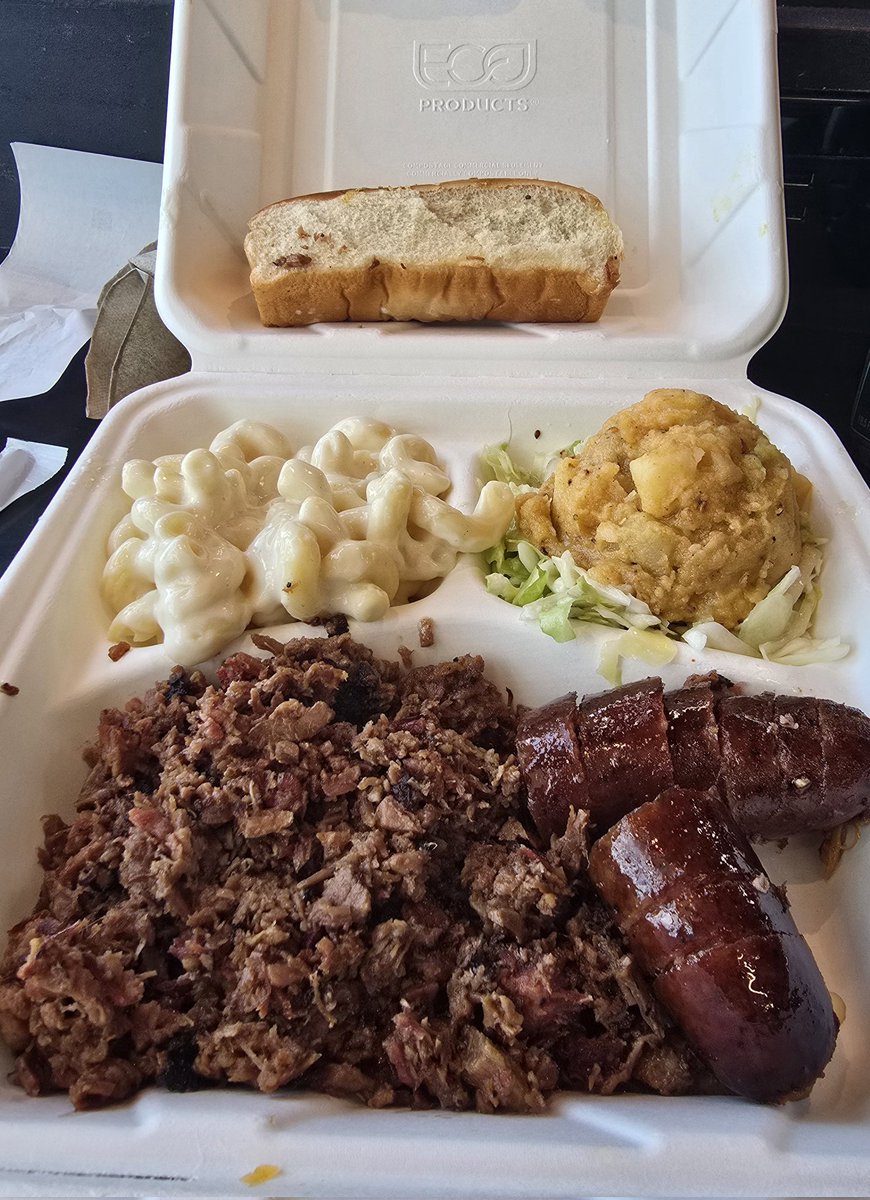 mpmurray25's tweet photo. If my only choice is a layover, might as well be in Austin with some delicious BBQ from @SaltLickBBQ https://t.co/735H2GVSdF
