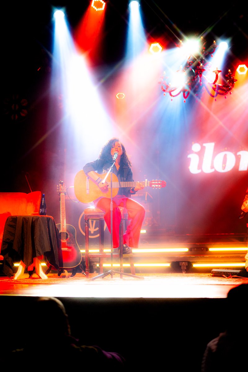 Esos momentos mágicos que nos invitan a soñar lo imposible, a creer que es posible. Todo en movimiento...

#Ilona #RelatosdeCalle #Cantautora