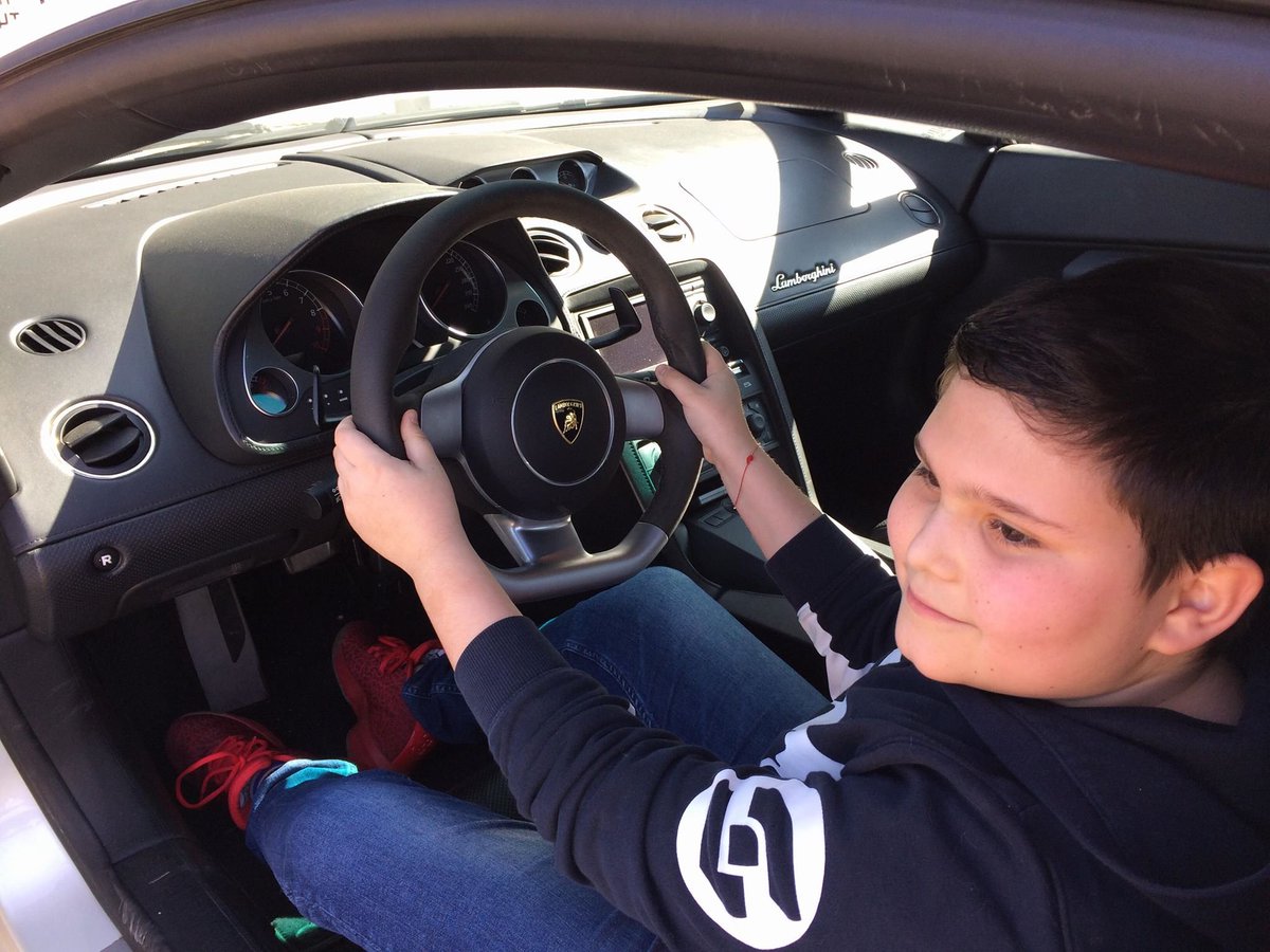 spe_must's tweet photo. i love to make kids happy https://t.co/x98EYWMTKK