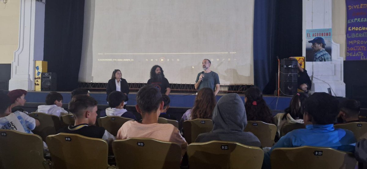martinturnes's tweet photo. 🌱 Multitudinaria proyección de @ElAgronomoFilm junto a 450 alumnxs de la #EscuelaAgraria de #MarcosPaz en el Cine-Teatro de #ColoniaGutiérrez !!!

👋🏼 Pudimos estar presentes yo como director, productor @AqueronteProd, Ricky Robledo jefe de locaciones y la actriz María Vivas!!! https://t.co/ZLX9vmcwWq