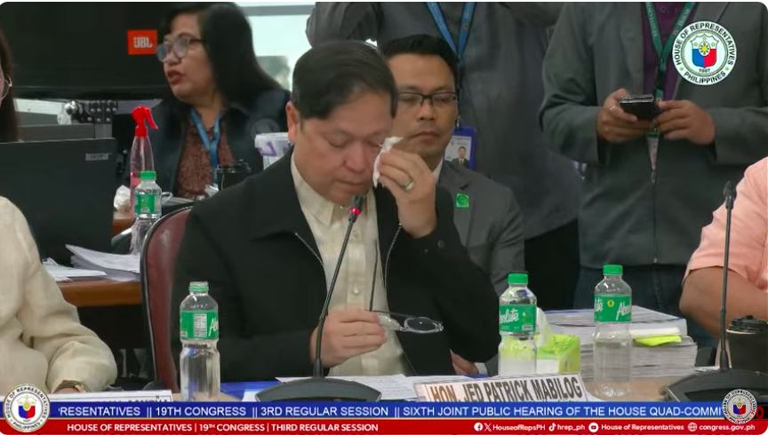 ABSCBNNews's tweet photo. Former Iloilo City Mayor Jed Mabilog turns emotional as he recalled the difficulties faced after receiving threats to his life during the administration of former President Rodrigo Duterte. 

"Sana ang nadanasan naming paghihirap na durog na durog, persekusyon, trauma... ay 'di maranasan ng iba at mananaig ang katotohanan, hindi ang pamumulitika at personal na interes." | via @VivienneGulla

Related report: https://t.co/ngZPsxz6zx

(Courtesy: HOR livestream)