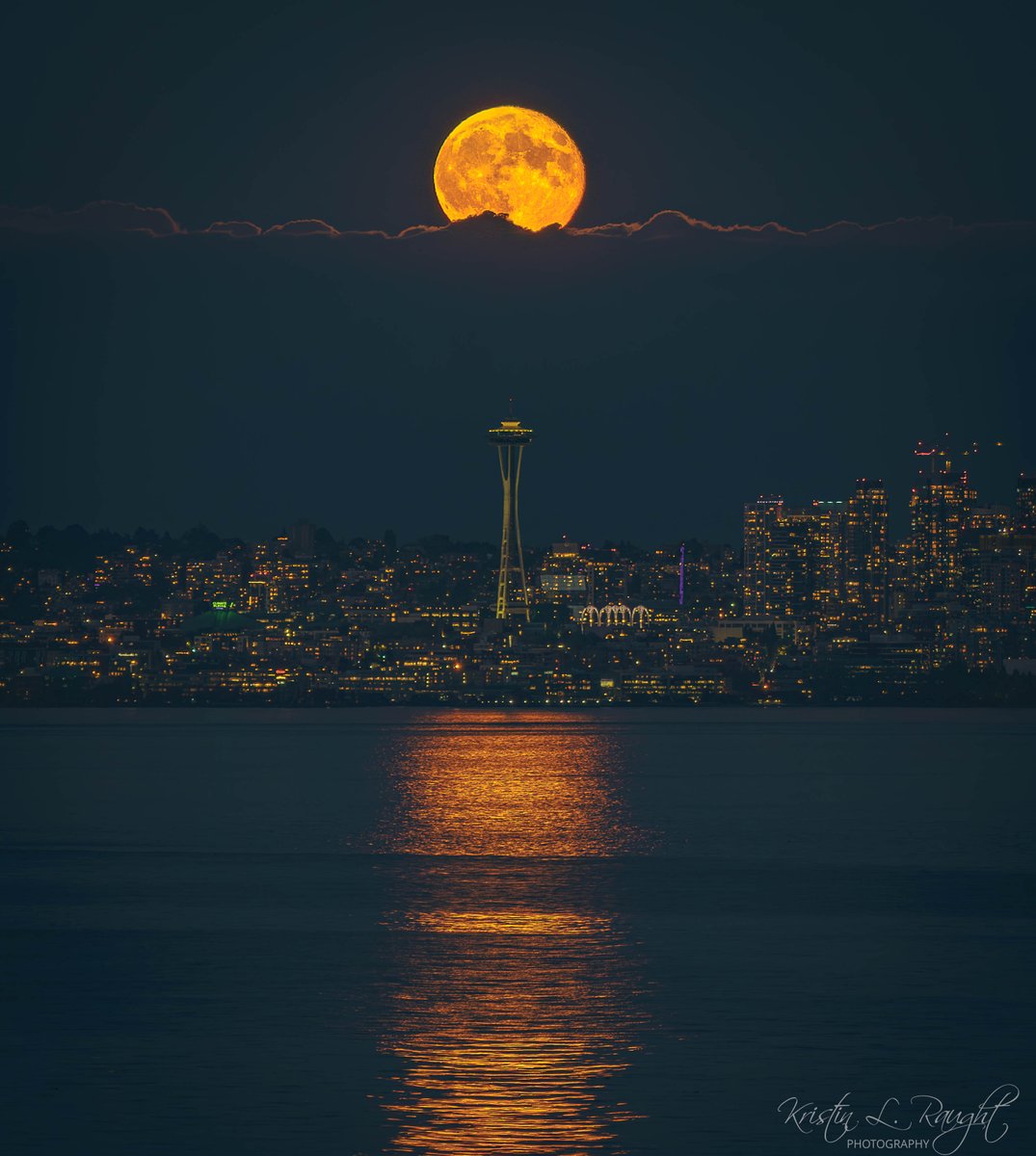 KristinLRaught's tweet image. Moonrise from Bainbridge Island tonight. It was so pretty - thank goodness the clouds gave us some grace!